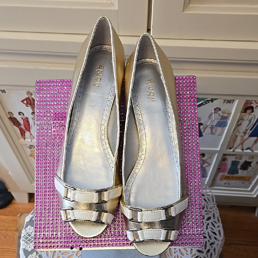 Bijou New York silver, gold and cream flats Sz 10M 🧳